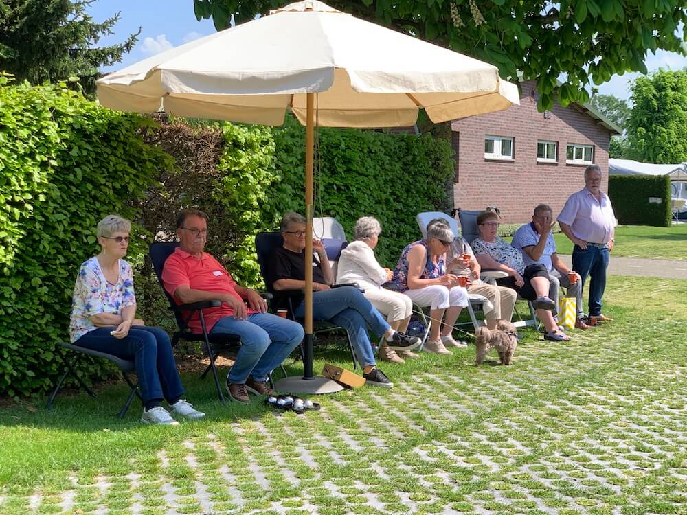 Jeu de Boules supporters langs de kant