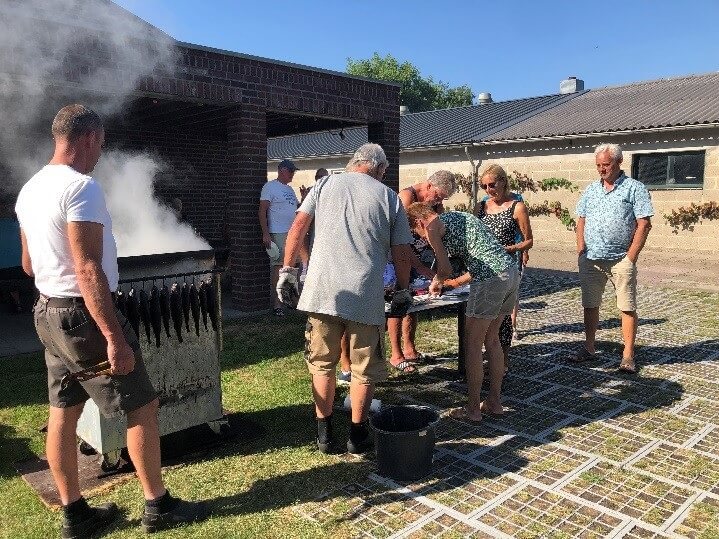 Campinggasten komen verse forel halen